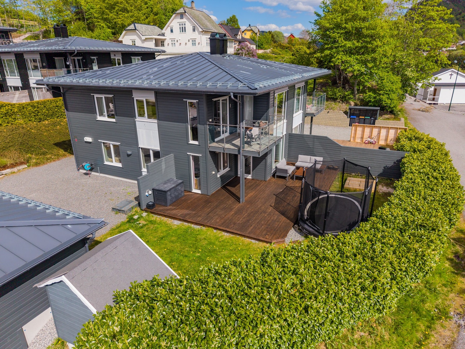Innholdsrikt uteområde med terrasse, skjermet hage, stor biloppstillingsplass og opplegg for jaccuzzi. Galleribilde