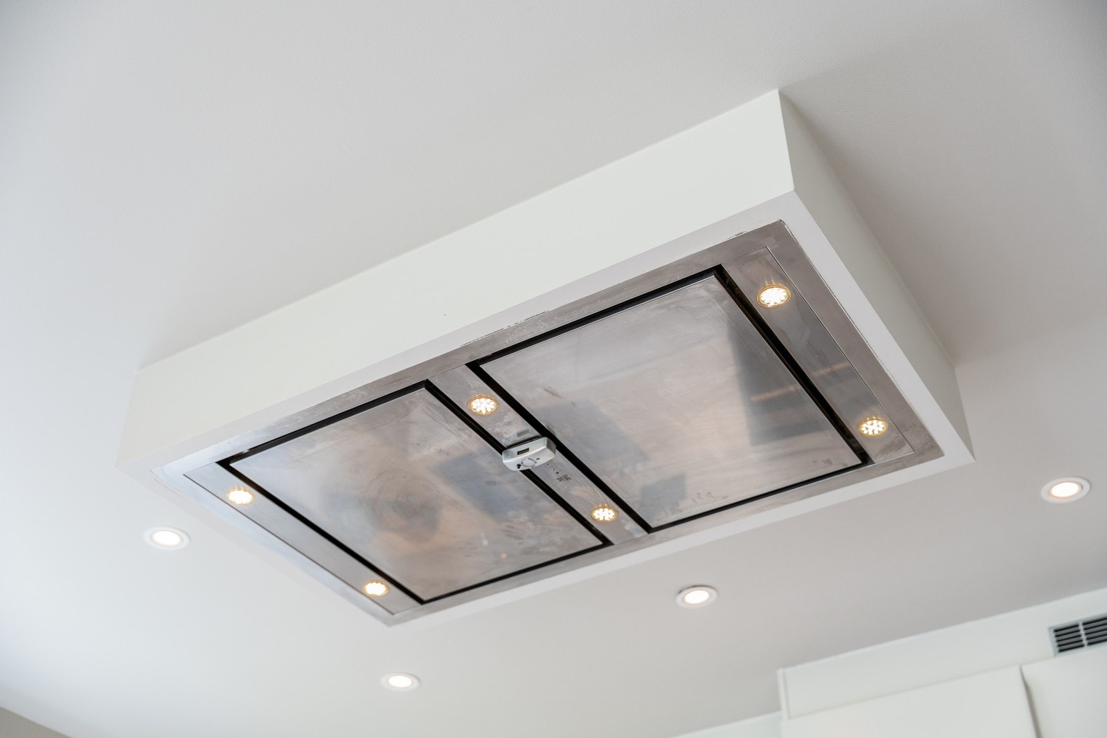 Kjøkkenventilatoren er bygd inn i himlingen og er ute av syne i hverdagen. Det er montert komfyrvakt. Galleribilde