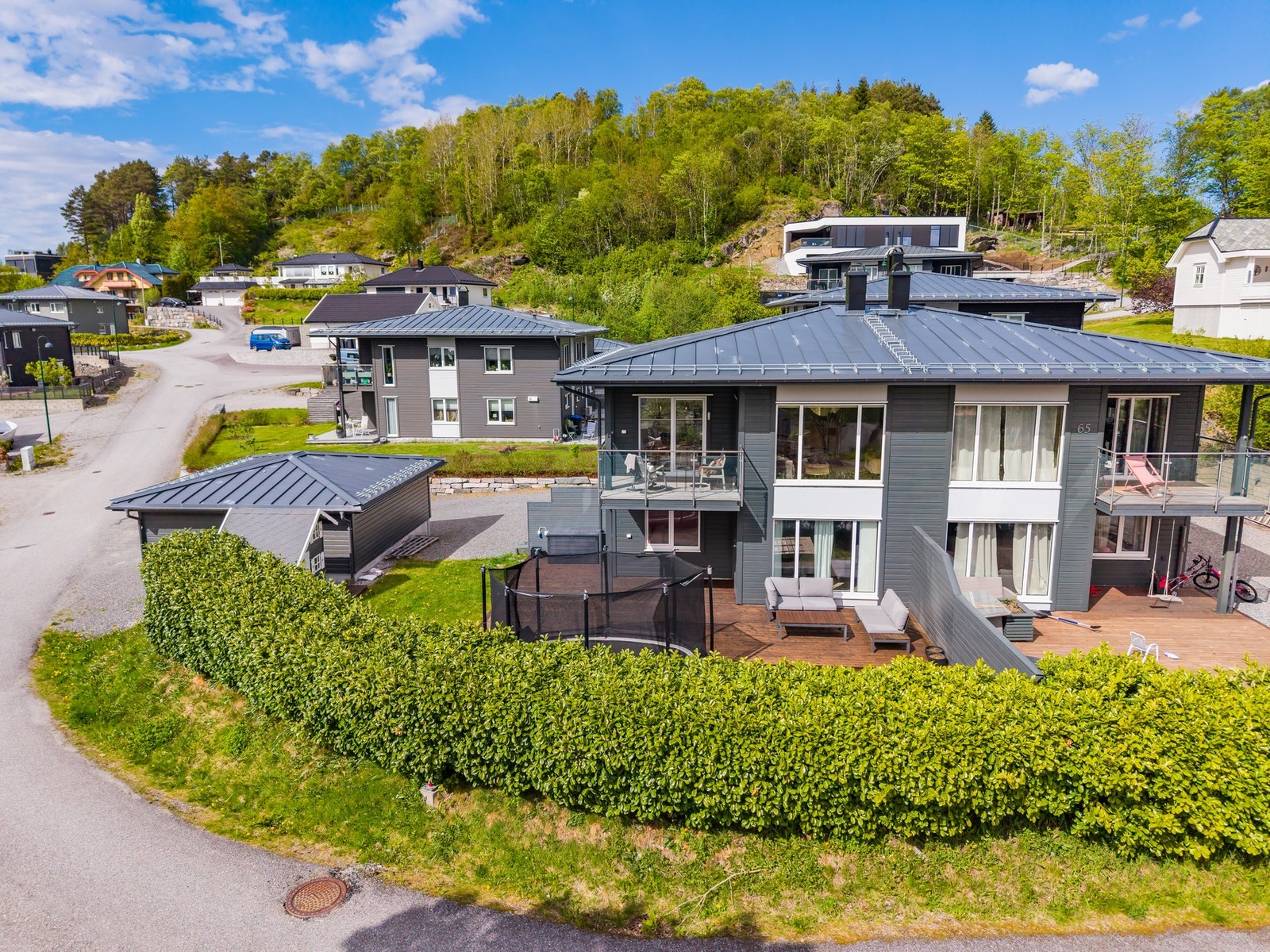 Hekken langs veien er strategisk og sørger for minimalt med innsyn mot uteområdet. Galleribilde
