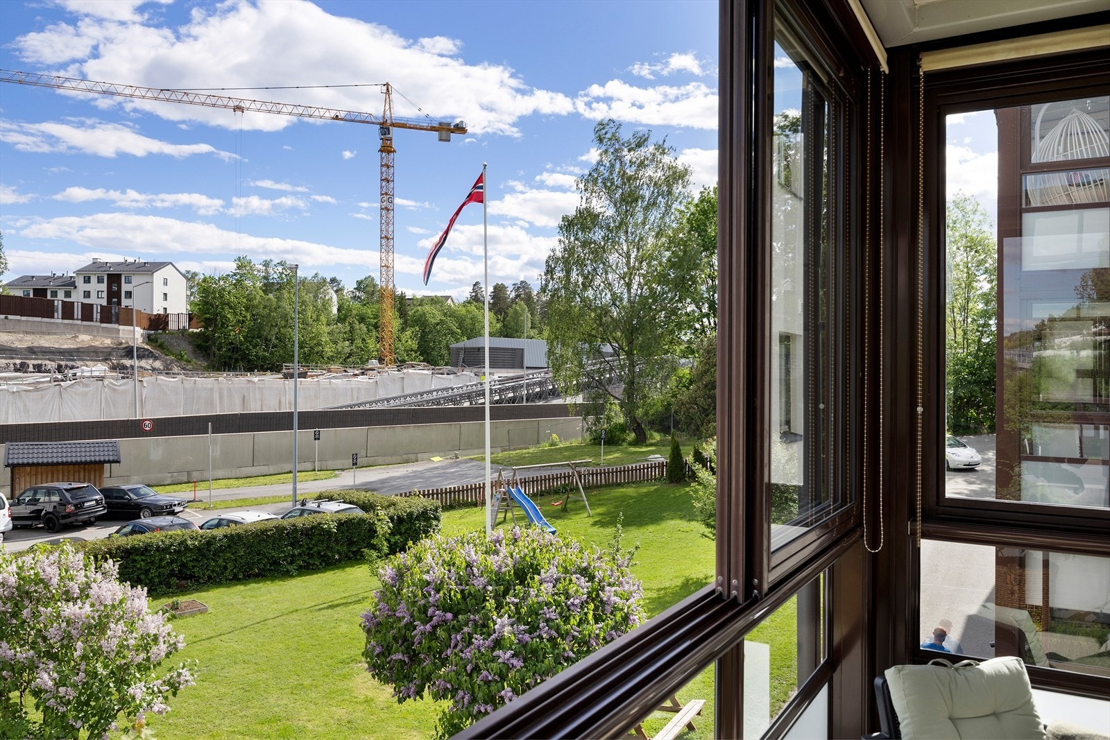 Frodige og pent opparbeidede fellesområder som skaper en hyggelig ramme rundt bebyggelsen Galleribilde