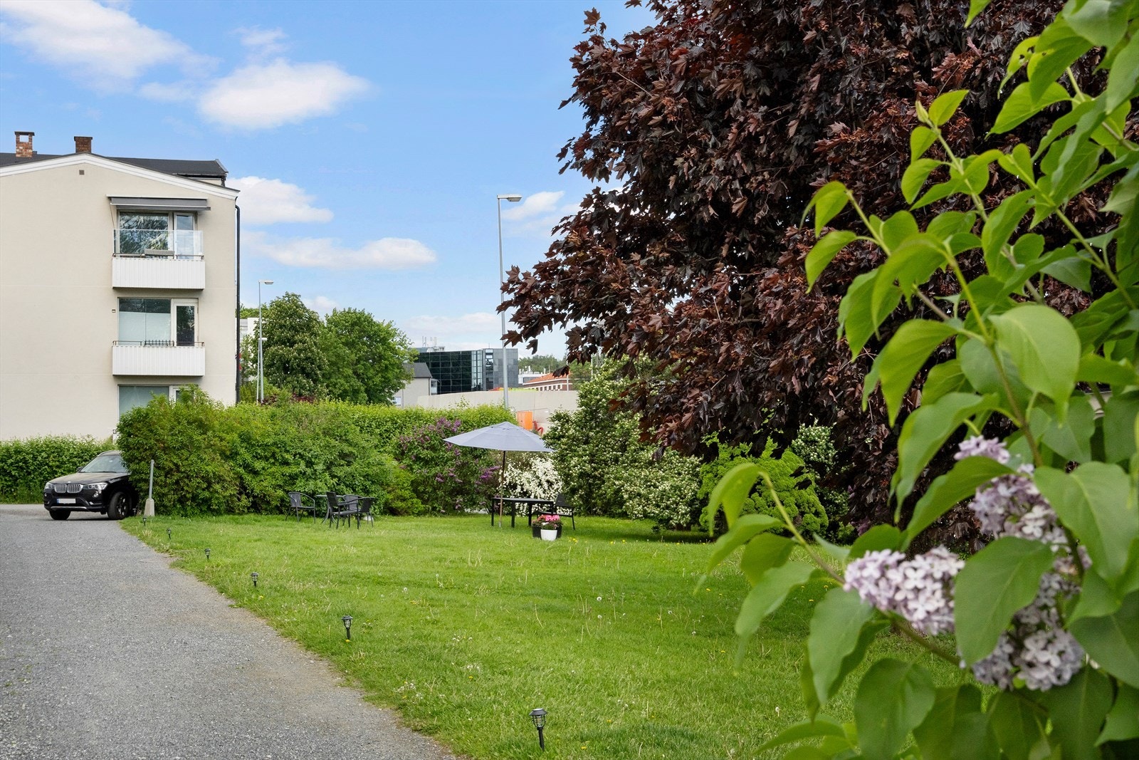 En sjarmerende forgård som innbyr til avslapning på fine dager Galleribilde
