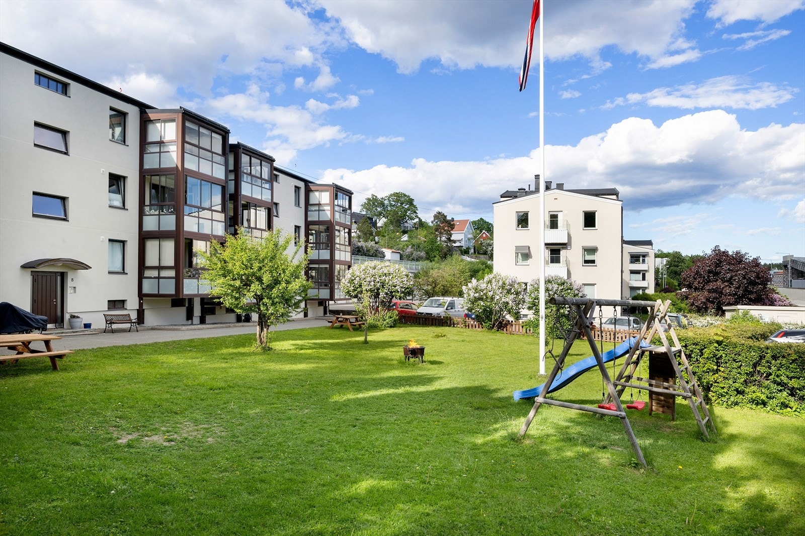 Her finner du lekemuligheter for barna samt bålpanne og gode sitteområder Galleribilde