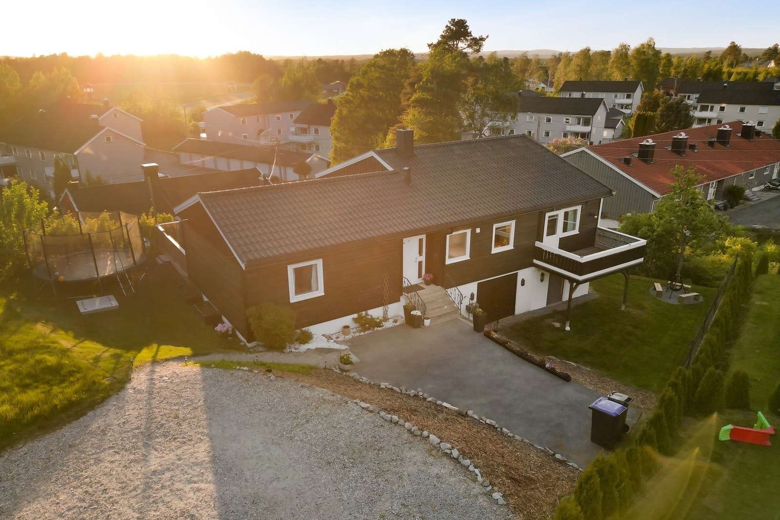 Gode parkeringsmuligheter på gruset gårdsplass. Galleribilde