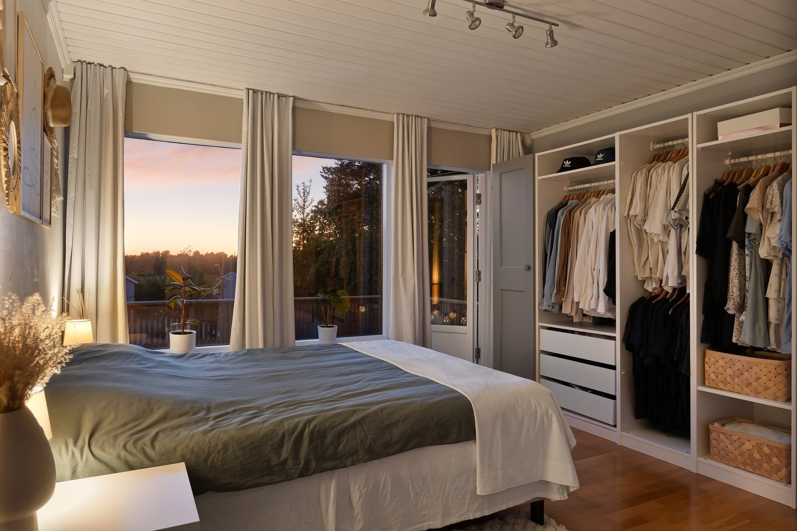 Hovedsoverom med stor garderobe og utgang til terrassen. Galleribilde