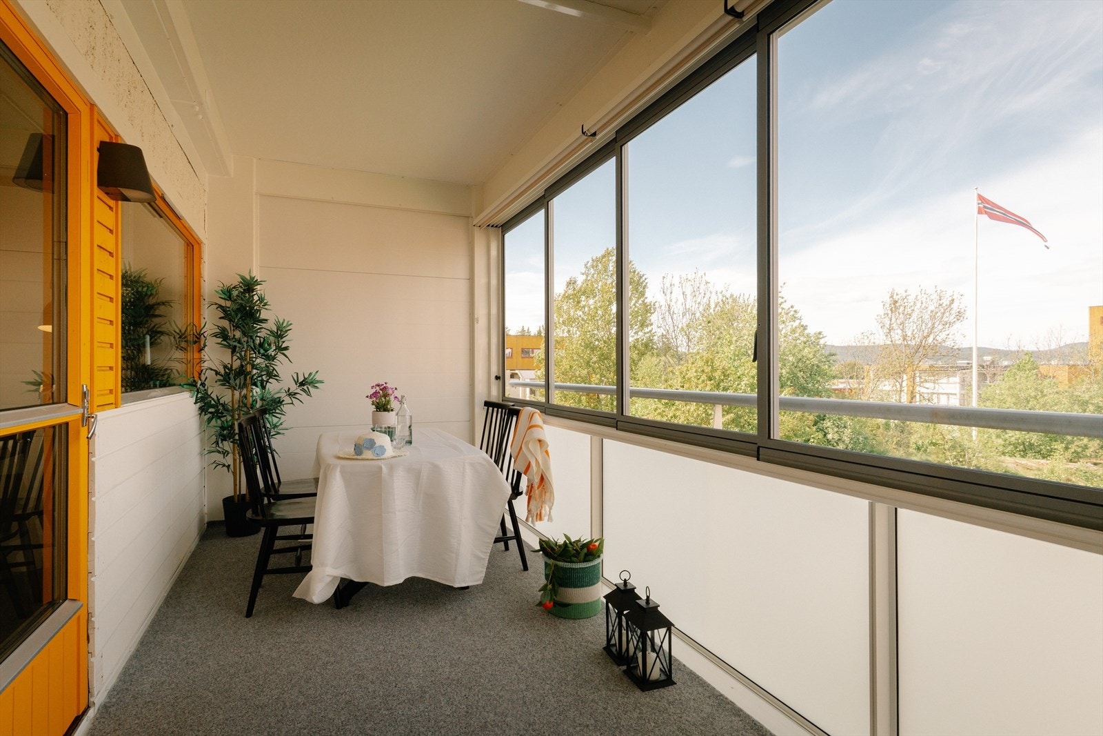 Balkongen fungerer som en herlig forlengelse av stuen og kan nytes store deler av året da den er innglasset. Galleribilde