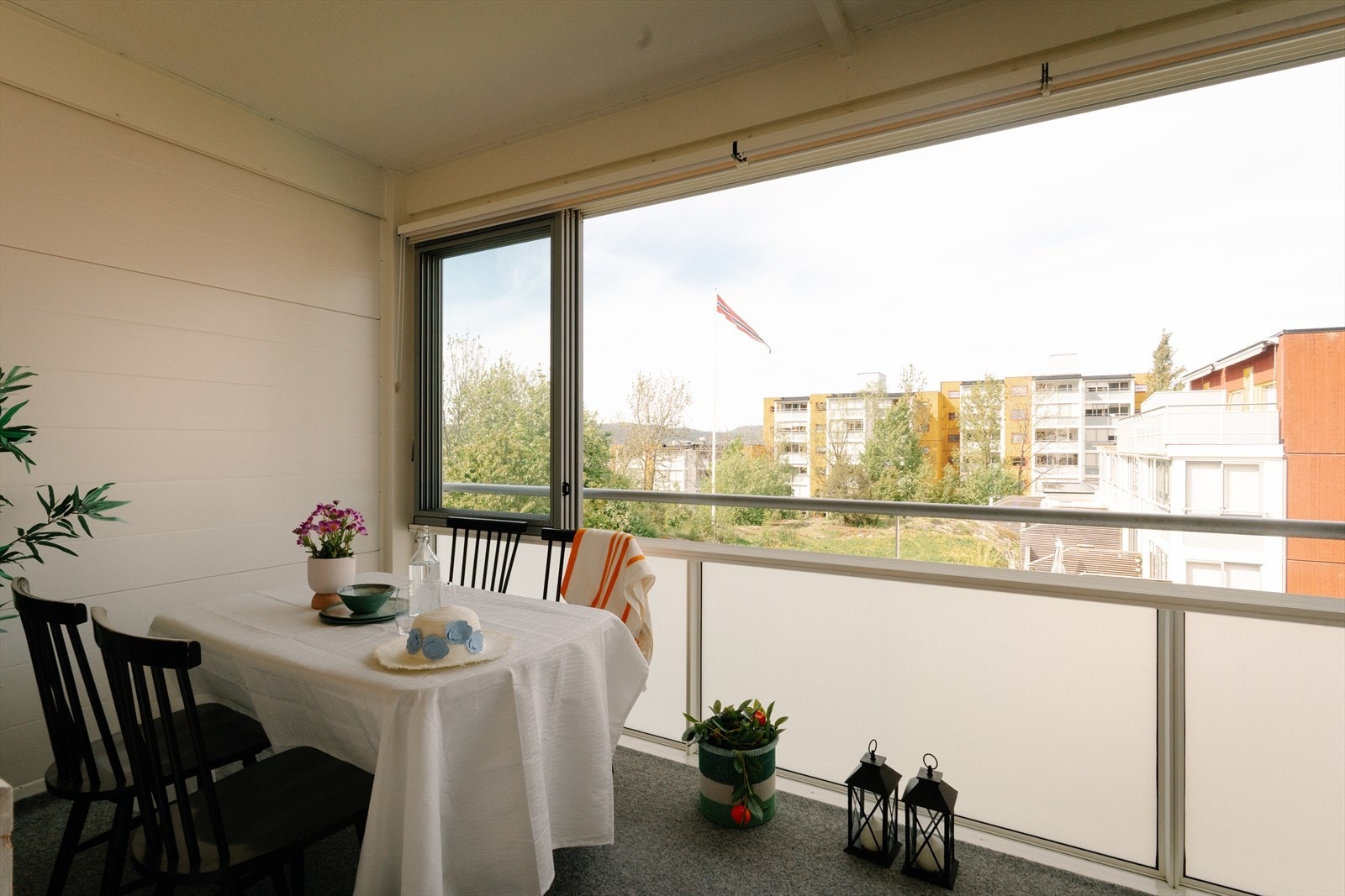 Fra balkongen har du fint utsyn over nabolaget. Galleribilde