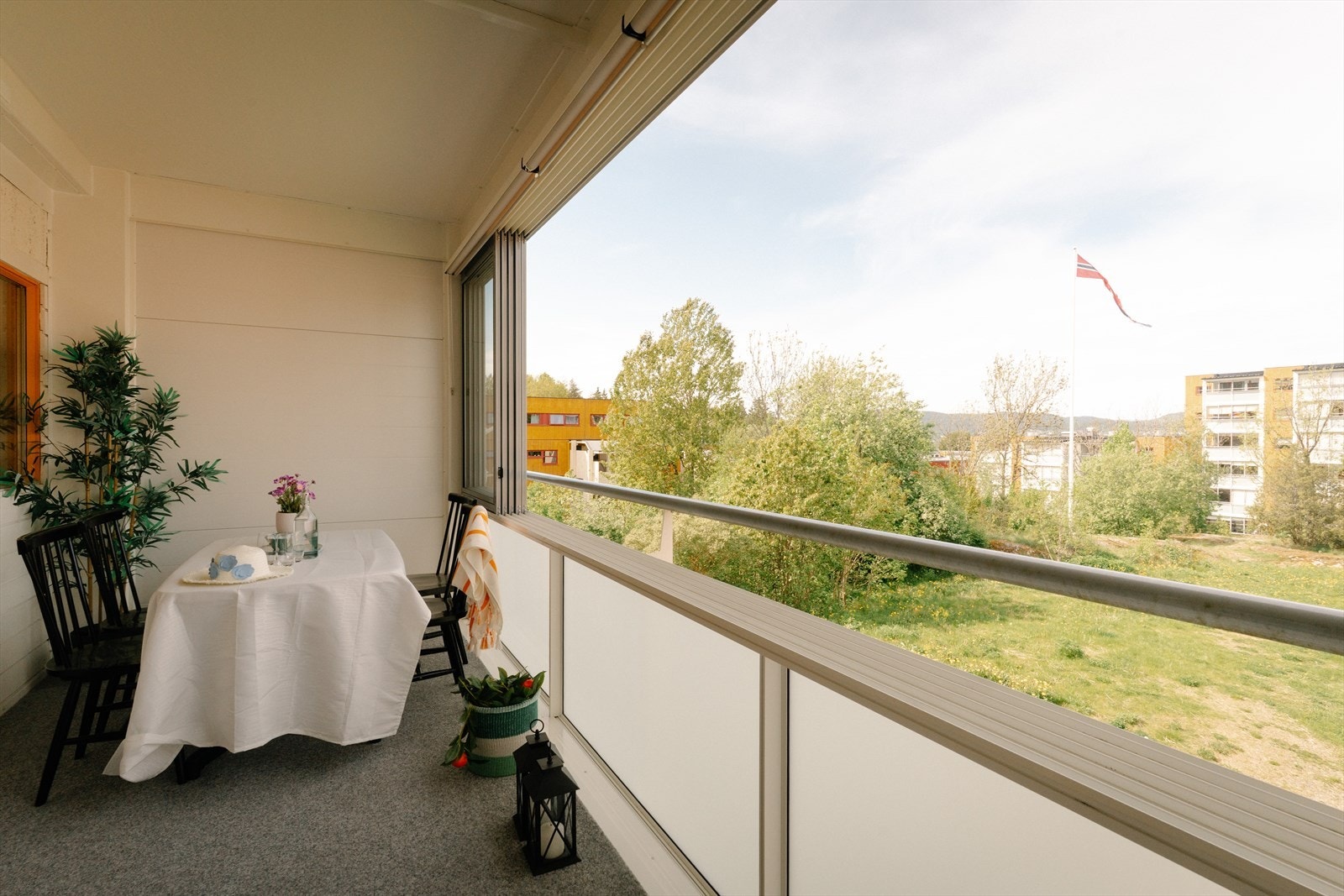 Balkongen byr på fine lysforhold og en hyggelig atmosfære gjennom dagen. Galleribilde