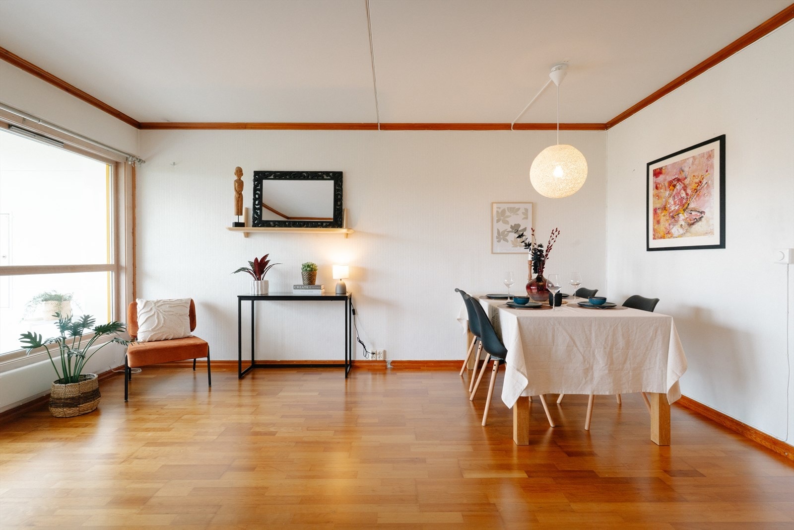 De store vindusflatene slipper inn rikelig med naturlig lys, som gir en god atmosfære i leiligheten. Galleribilde