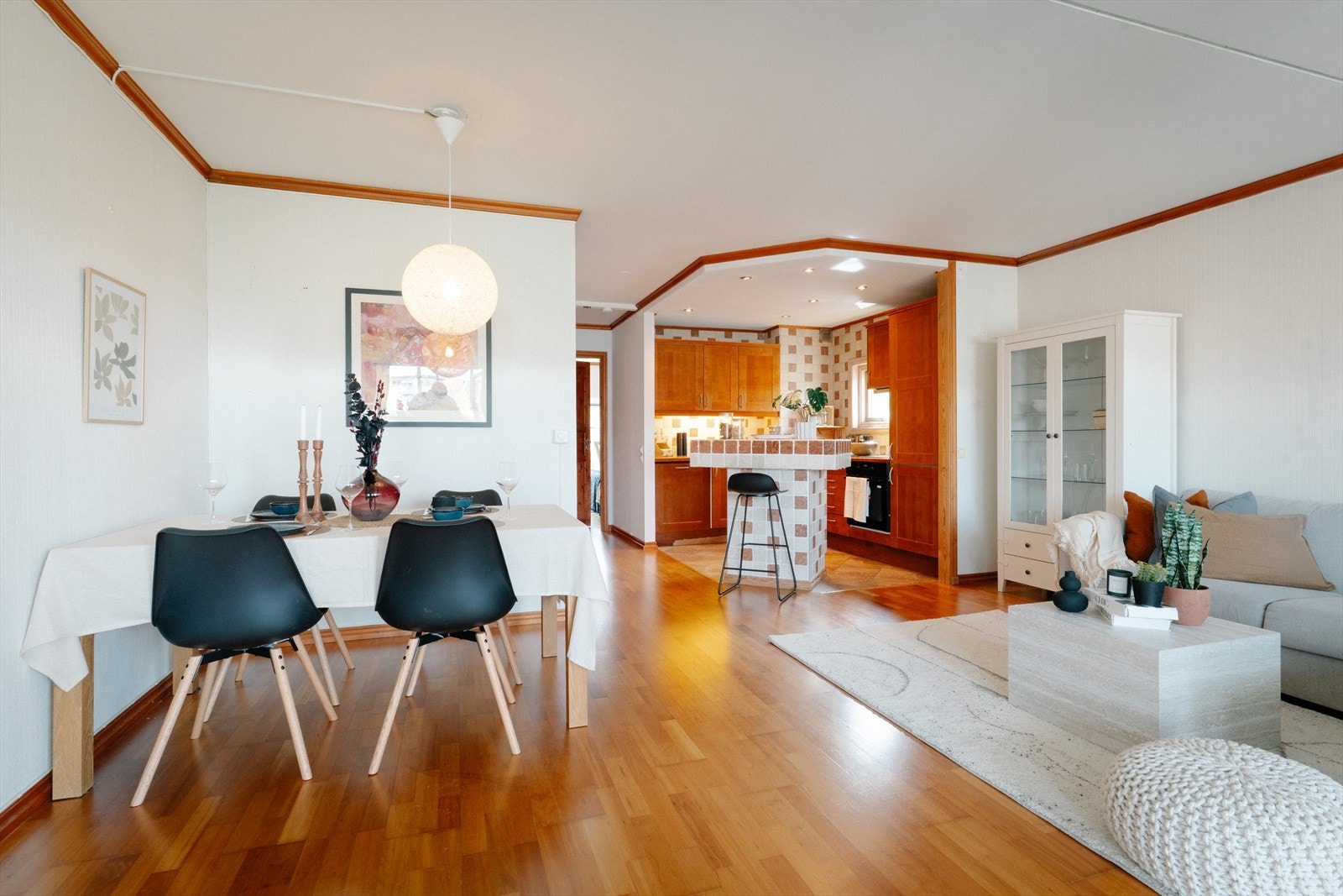 Her er det god plass til mediebenk, sofagruppe og bord. Galleribilde