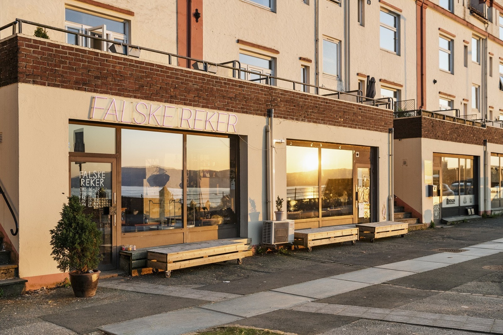 I nærområdet finner du restauranten, Falske Reker - et populært spisested med særpreg og god atmosfære. Galleribilde