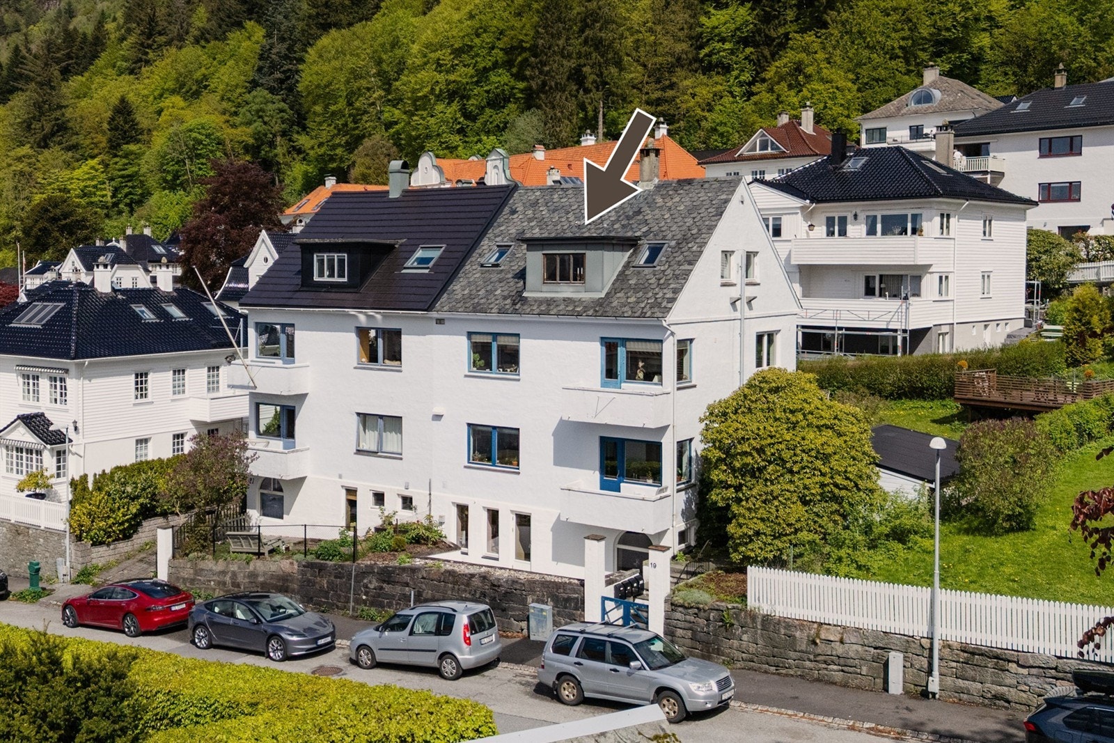 Leiligheten har en svært populær beliggenhet i en rolig gate med kort vei til både busstopp og dagligvarebutikk Galleribilde