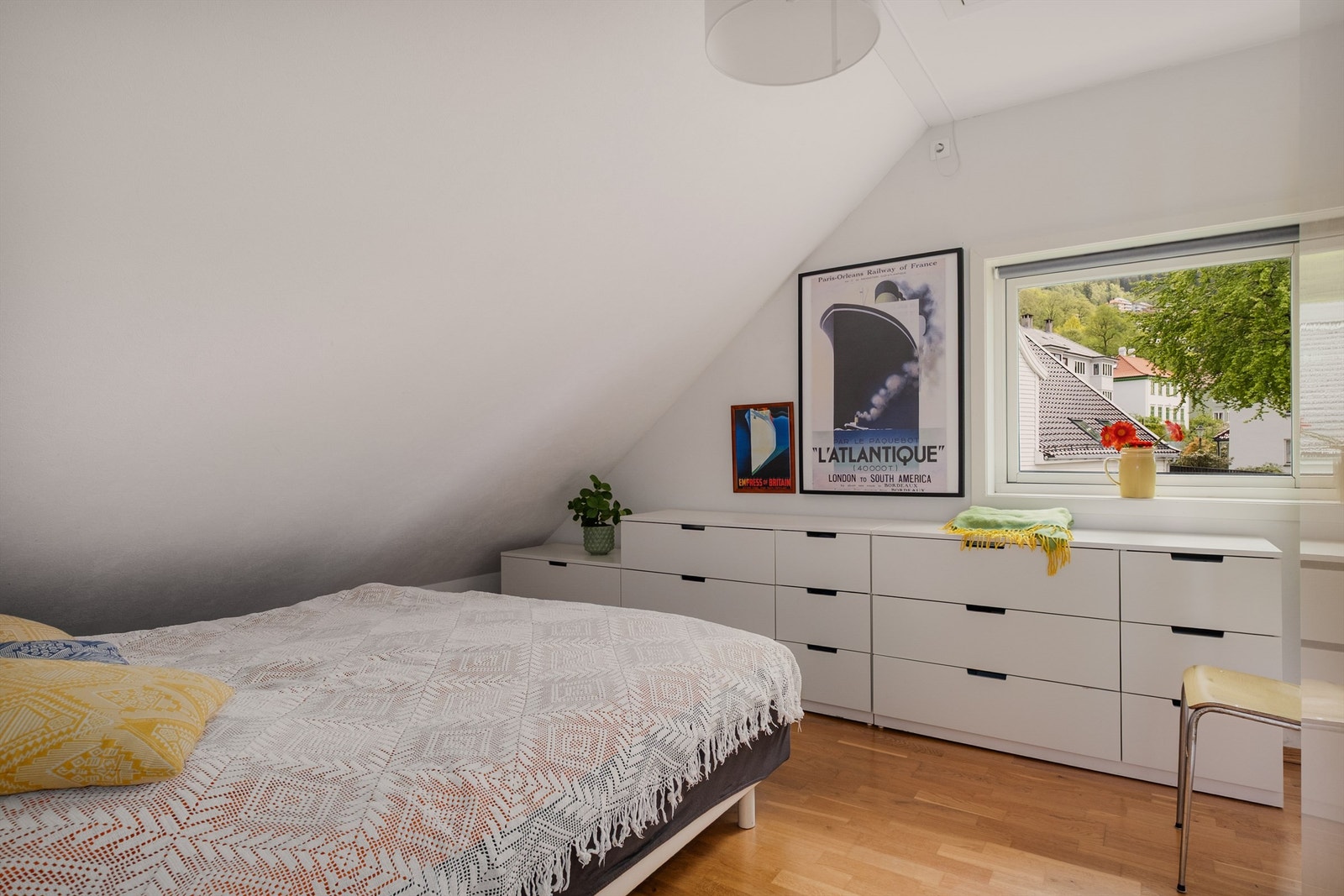 Soverommet har plass til dobbeltseng og rikelig med oppbevaring i skuffeseksjoner. Galleribilde