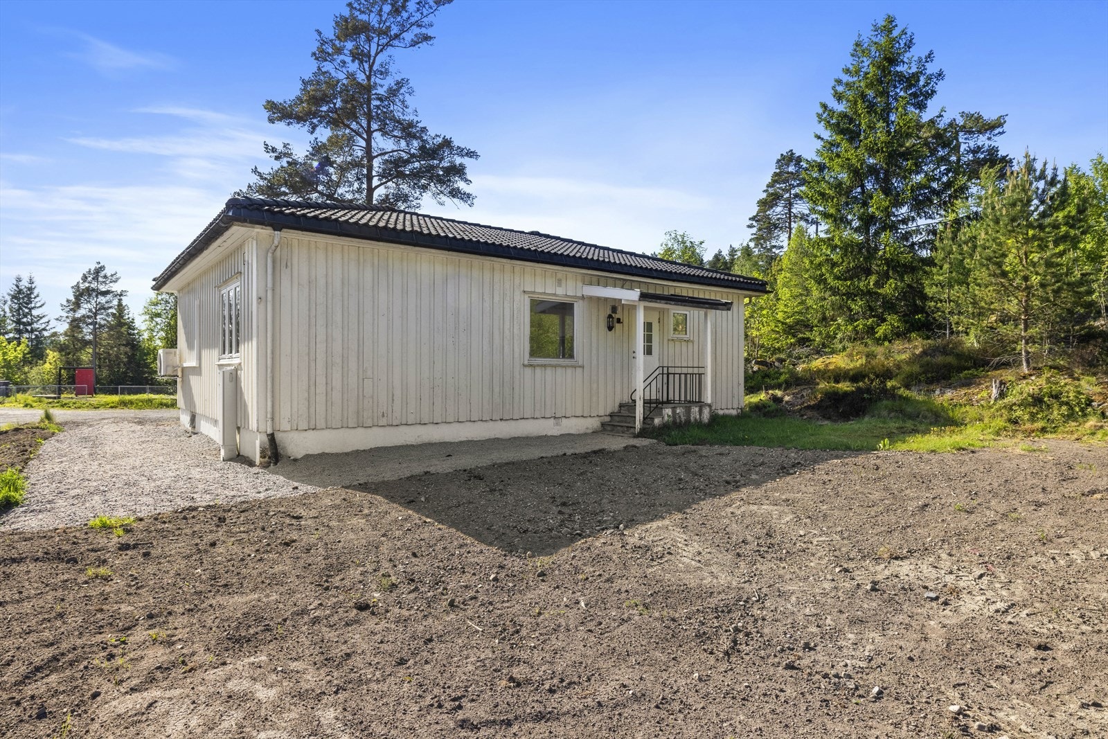 Eiendommen har gode parkeringsmuligheter på egen tomt. Eiertomt på ca 823 m². Galleribilde