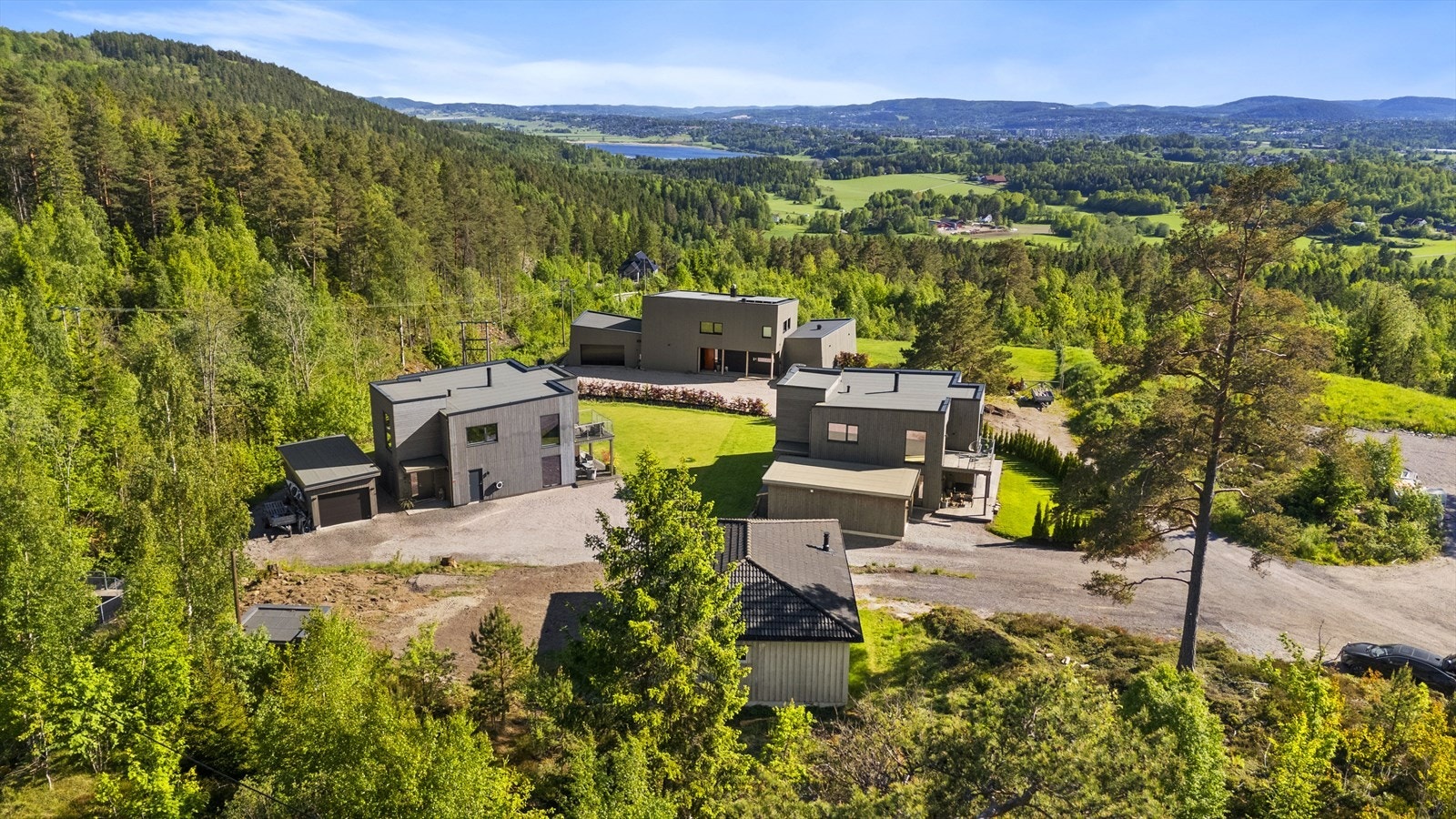 Eiendommen ligger i vakre Fjelldalen med umiddelbar nærhet til skog og mark. Galleribilde