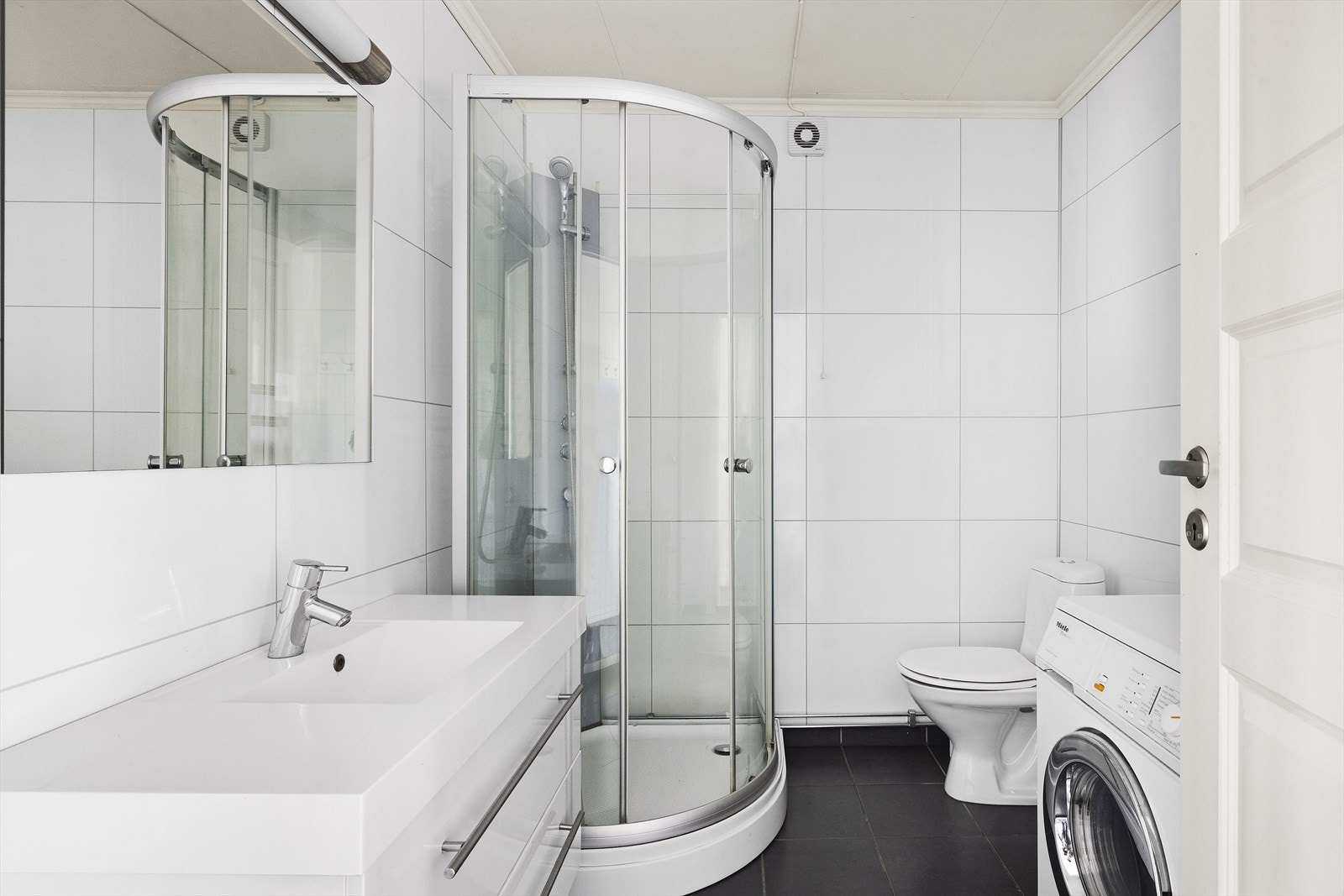 Badet ble etablert ca 2013 og inneholder servantinnredning med nedfelt servant, dusjkabinett, toalett og opplegg for vaskemaskin. Galleribilde