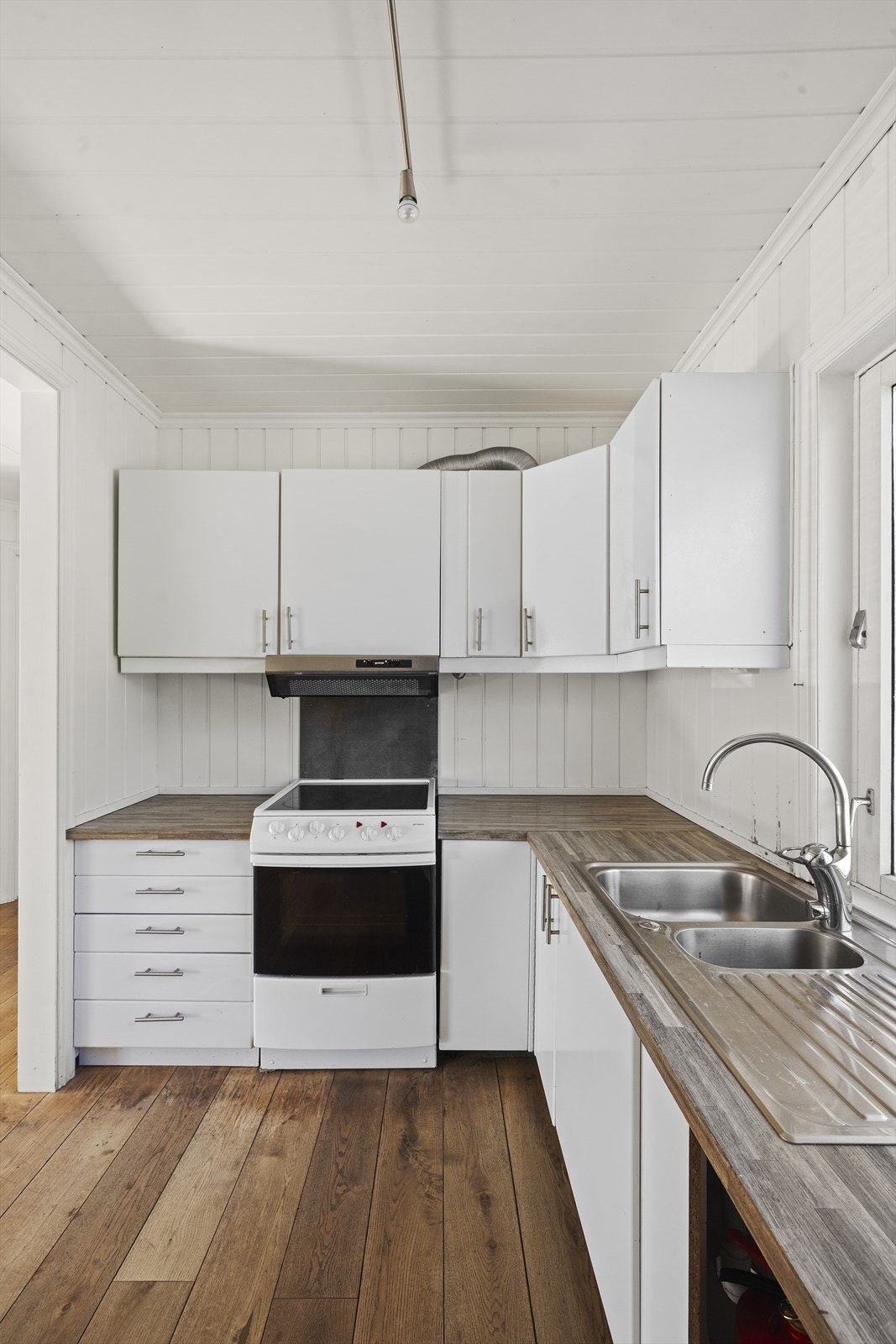 Innredningen har glatte fronter, laminat benkeplate nedfelt stålvask og avsatt plass for oppvaskmaskin under vask og komfyr. Galleribilde