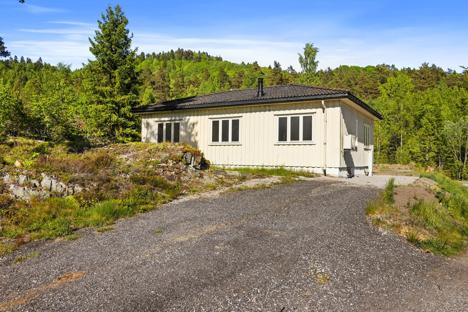 Boligen er oppført i 1950 og har en praktisk planløsning over ett plan samt krypkjeller. Galleribilde