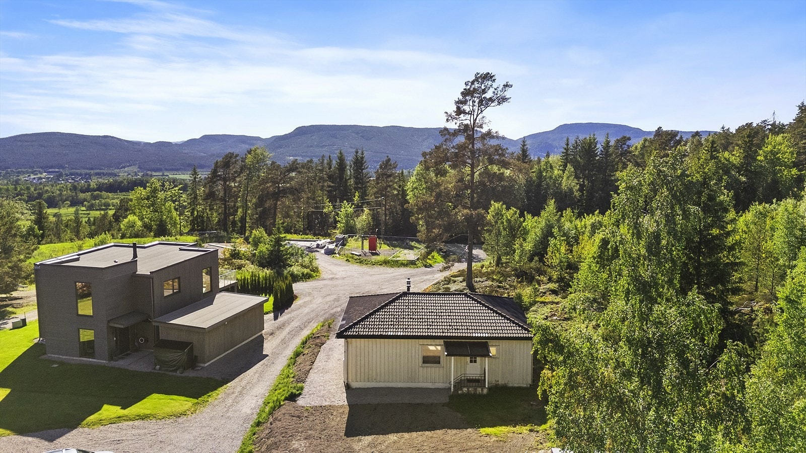 Området er et eldorado for turopplevelser, med merkede løyper til blant annet Skrehelle og Venstøptjern i nærheten. Galleribilde