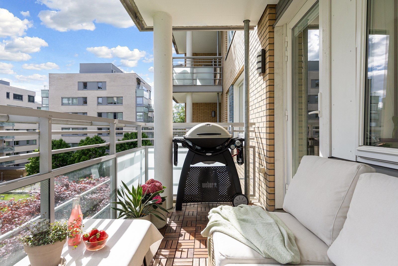 I vår- og sommerhalvåret blir balkongen en naturlig forlengelse av stuen, og danner en perfekt ramme for hyggelige stunder med familie og venner. Galleribilde
