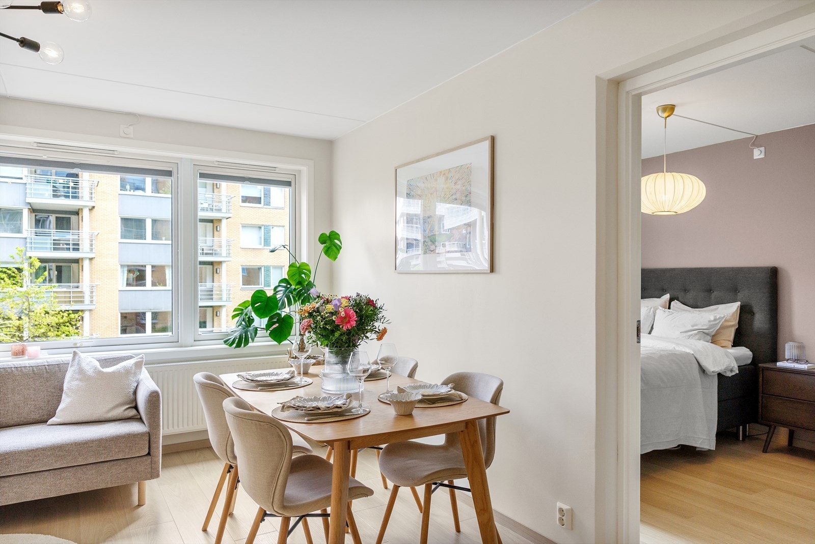 Boligens to soverom er praktisk plassert i hver sin ende av stuen. Galleribilde
