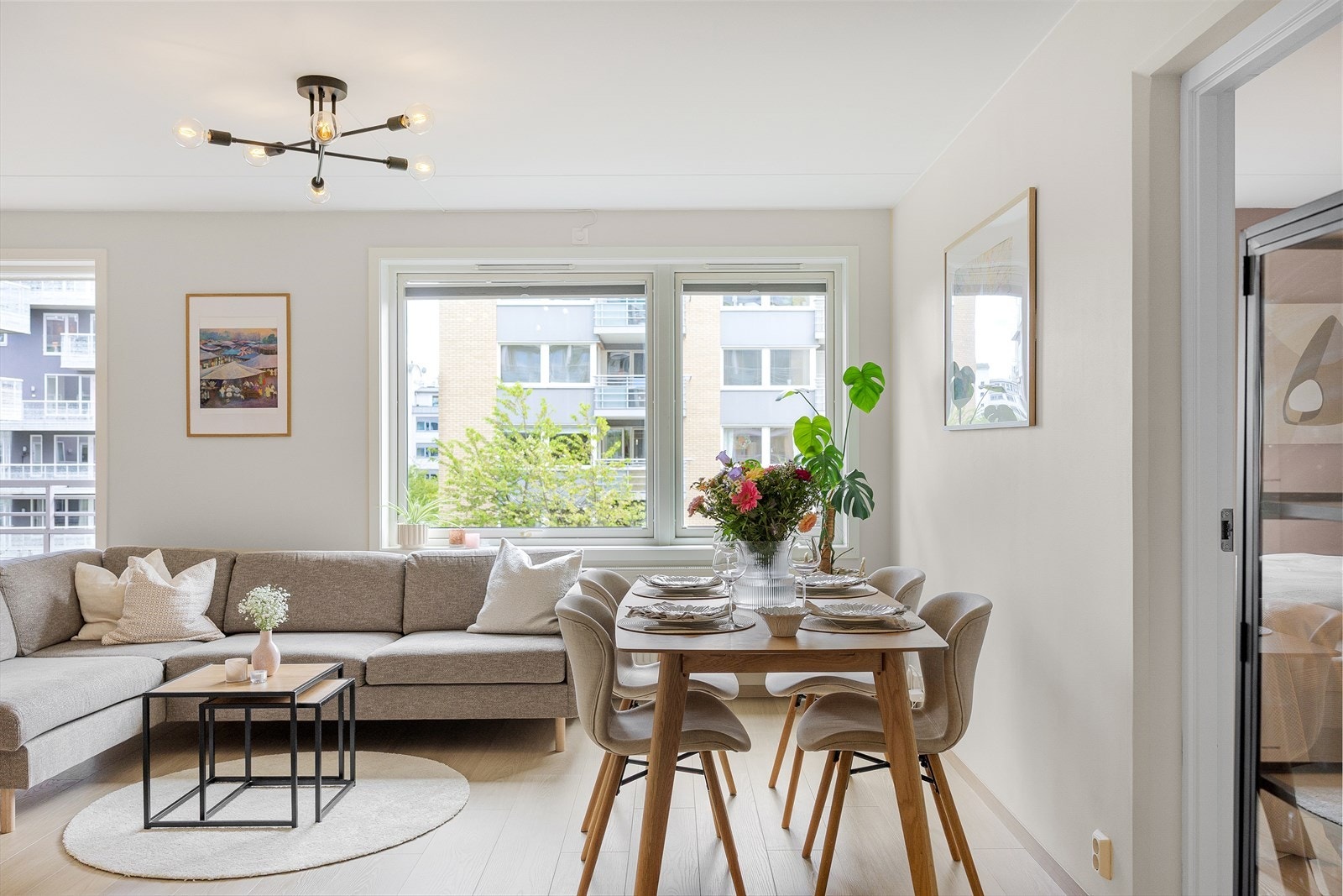 Planløsningen åpner opp for flere møbleringsmuligheter med god plass til sofagruppe, TV-møbler og spisebord med tilhørende stoler. Galleribilde