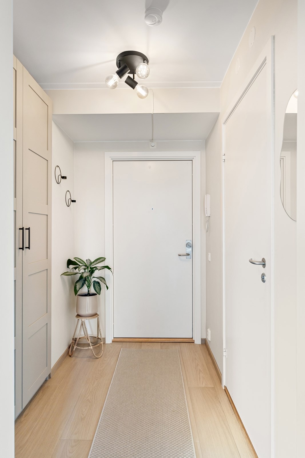 Leiligheten har en innbydende entré som skaper et umiddelbart godt førsteinntrykk. Det er god plass til oppbevaring av yttertøy i det romslige garderobeskapet. Galleribilde