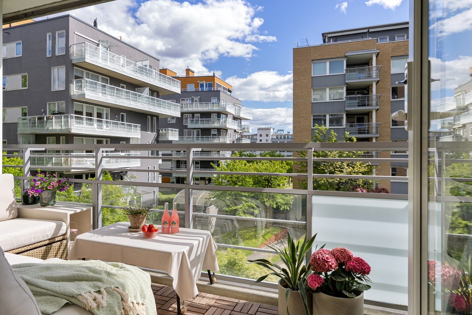 Velkommen til Lillogata 3C! Dette er en attraktiv 3-roms leilighet i 3. etasje med heisadkomst. Leiligheten har en urban og sentral beliggenhet i Nydalen, med enkel tilgang til byens fasiliteter. (Foto: Pontus Holmenäs.) Galleribilde