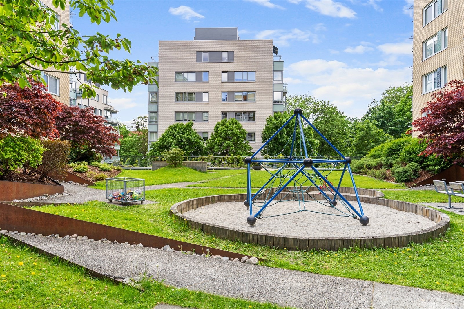 Svært barnevennlig område med flotte og velholdte fellesarealer. Galleribilde