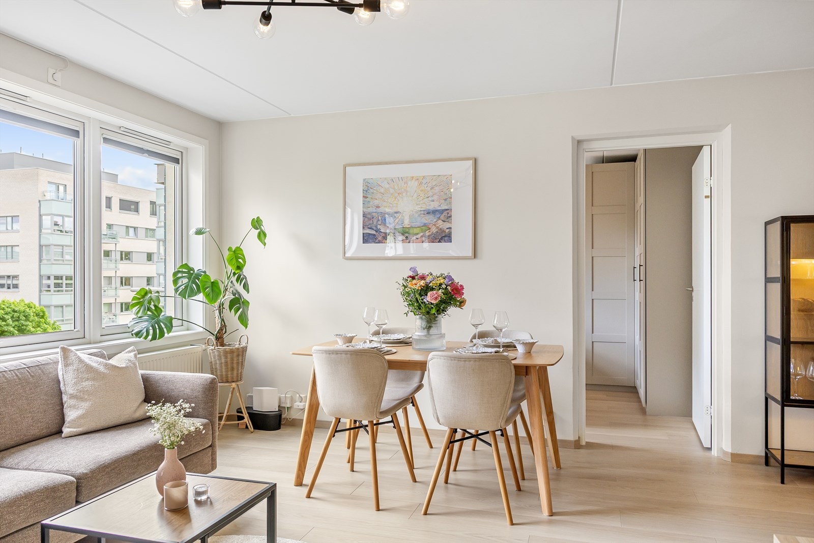 Det er god plass til spisebord, noe som skaper en hyggelig ramme for måltider og sosiale sammenkomster med familie og venner. Galleribilde