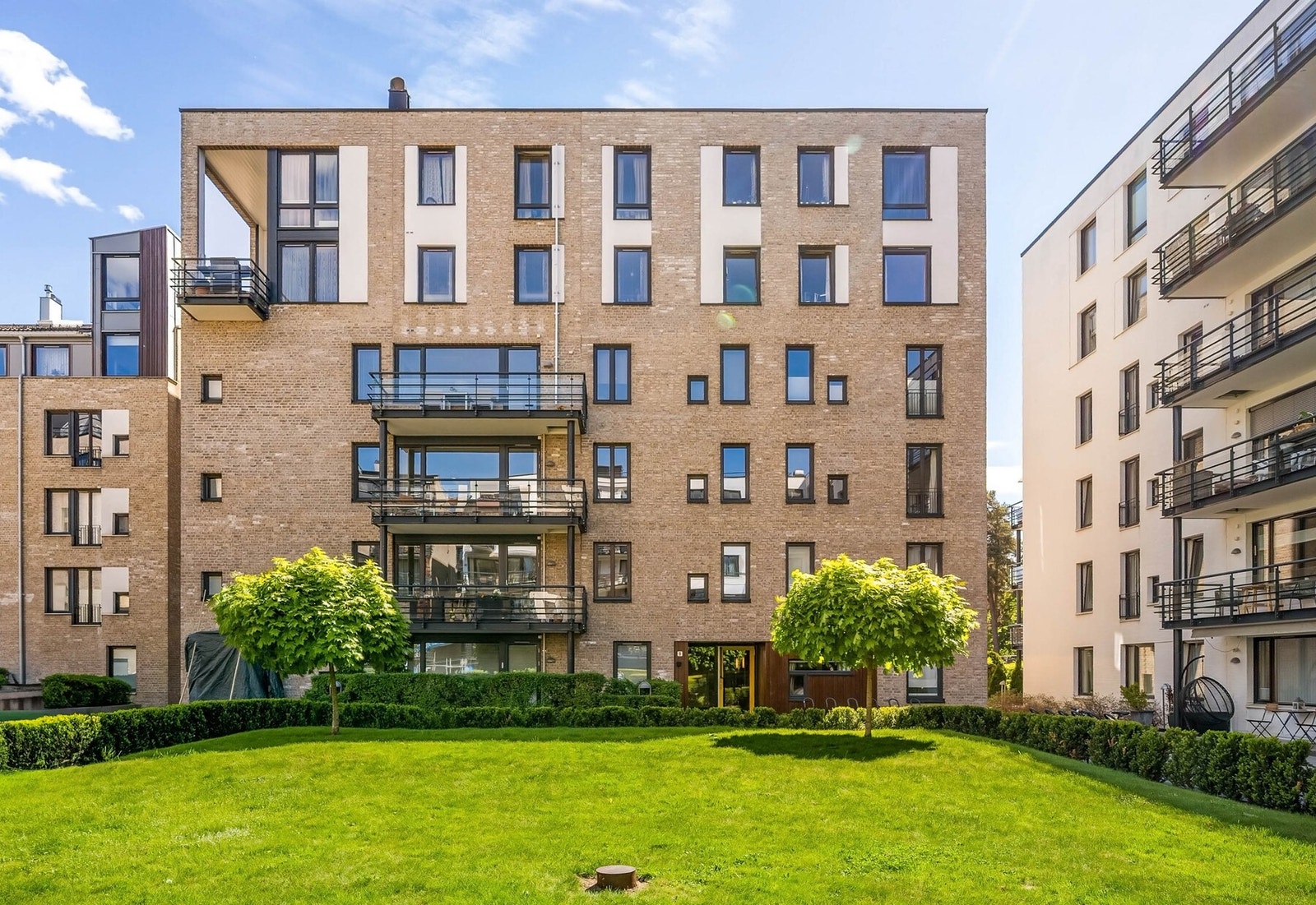Leiligheten ligger i 3. etasje i bygget rett frem. Leiligheten ligger i et populært område på Lysaker brygge. Fra balkongen er det også hyggelig utsikt over sameiets flotte fellesarealer. Galleribilde