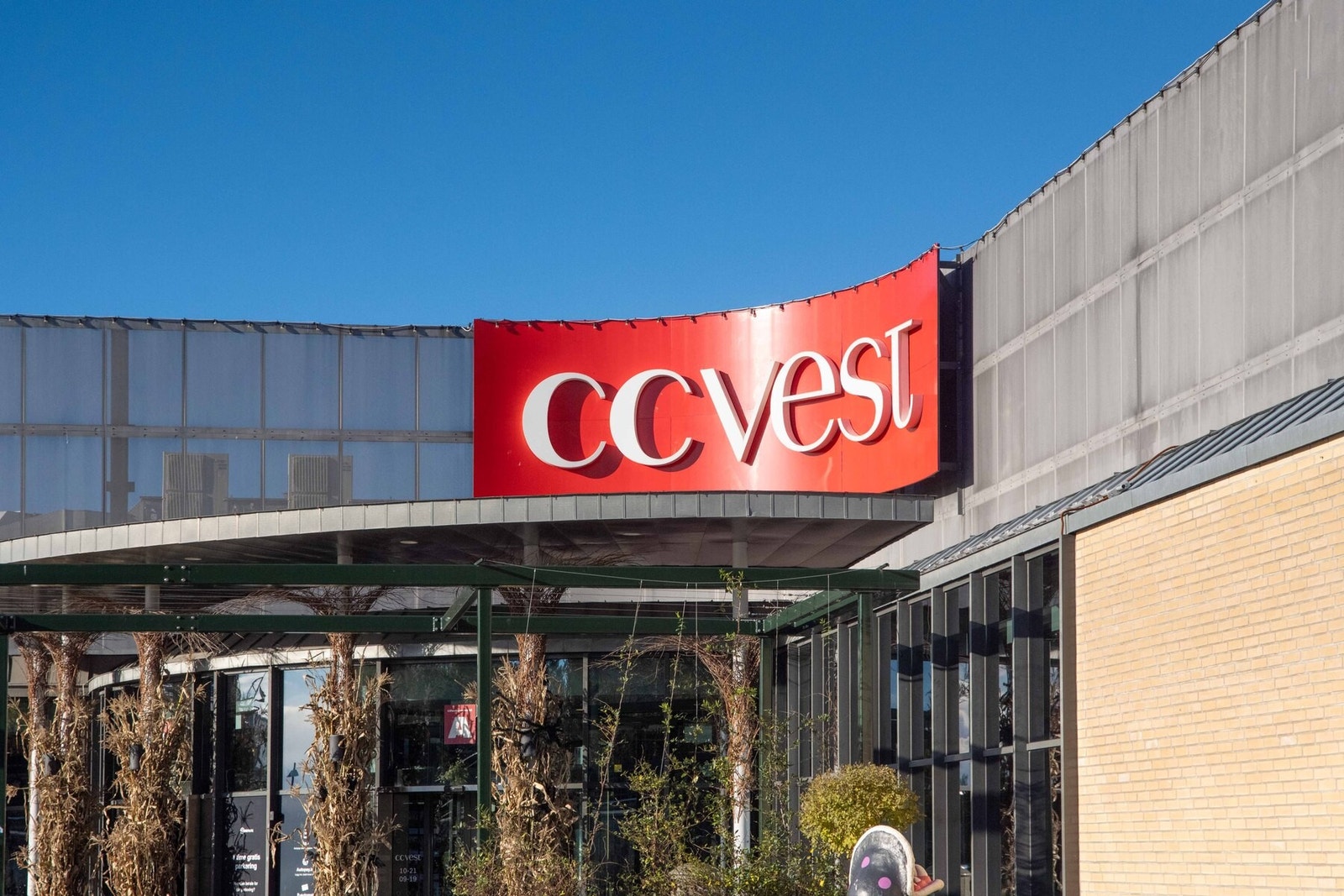 Det er kort vei til CC vest. Her finner du 90 butikker med et godt og variert utvalg av kjedebutikker, unike nisjebutikker og servering. Galleribilde