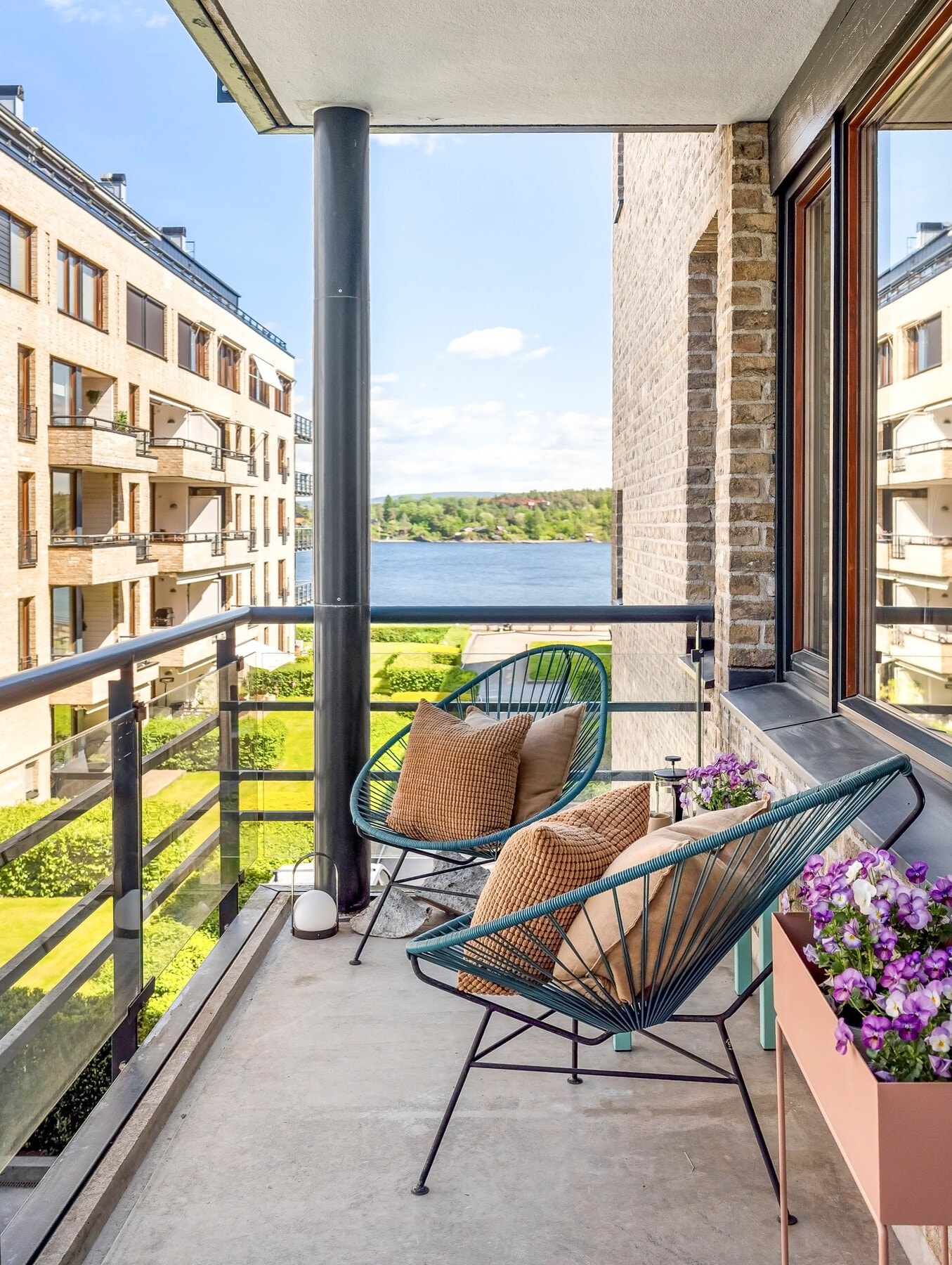 Balkongen har fin plass til utemøbler, lykter og blomster. Galleribilde