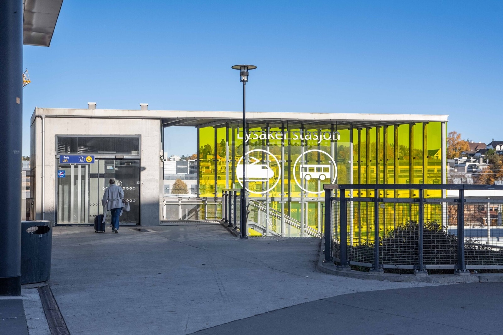 Fra Lysaker stasjon går det både tog og buss samt flytog. Galleribilde