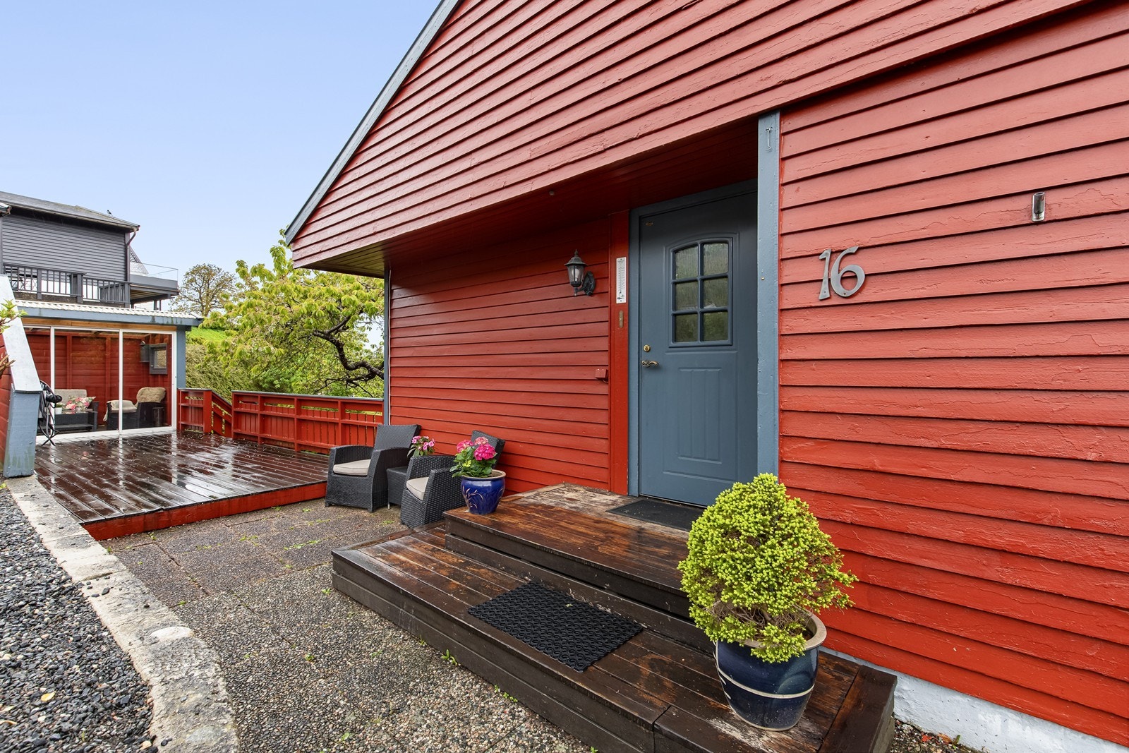 Inngangspartiet er praktisk anlagt med trapp og terrasseområde. Galleribilde