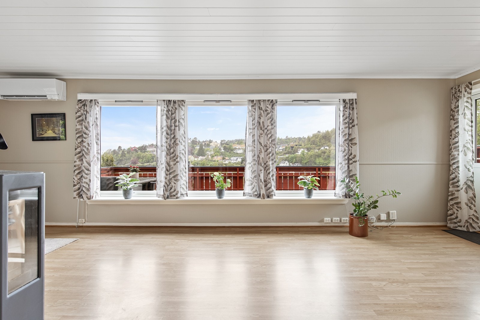 Store vinduer slipper inn dagslys og åpner for utsyn. Galleribilde