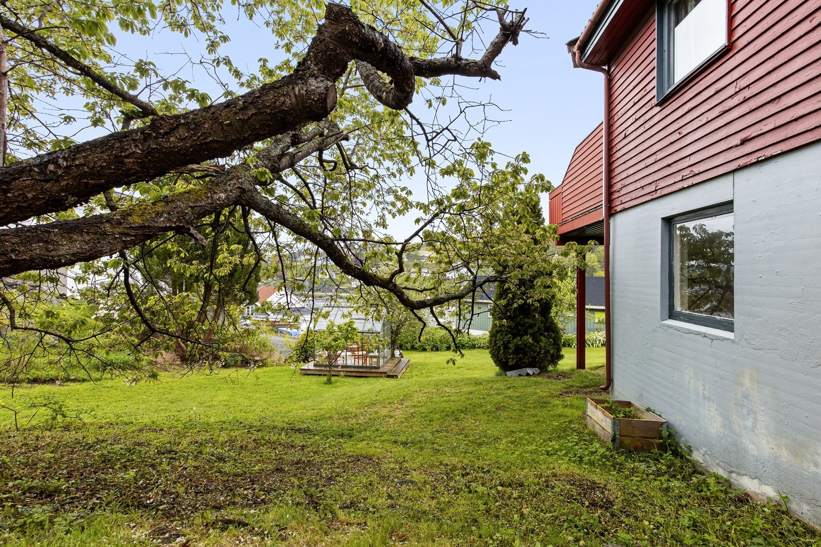 Tomten er skjermet med frodig vegetasjon som gir en privat atmosfære. Galleribilde