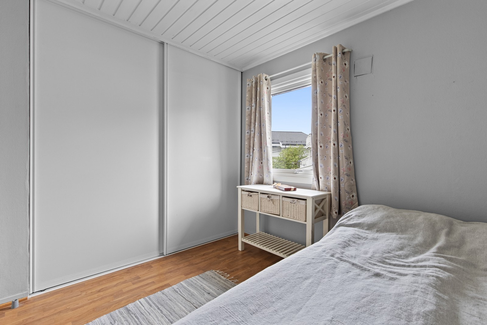 Soverom 2 med plass til seng og skrivebord gjør rommet til et anvendelig barnerom. Galleribilde
