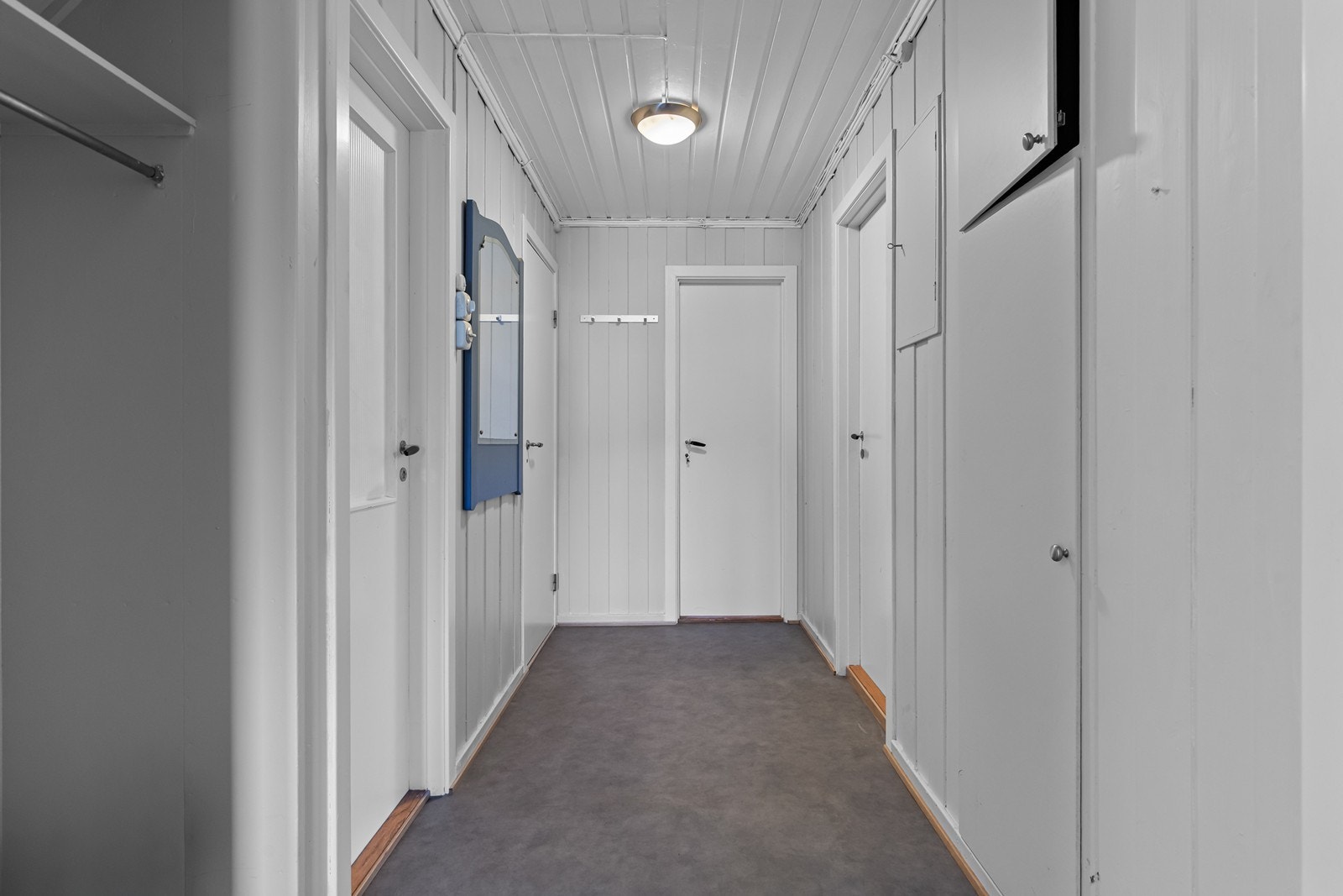 Praktisk entré i underetasje med plass til oppbevaring og tilgang til flere rom. Galleribilde