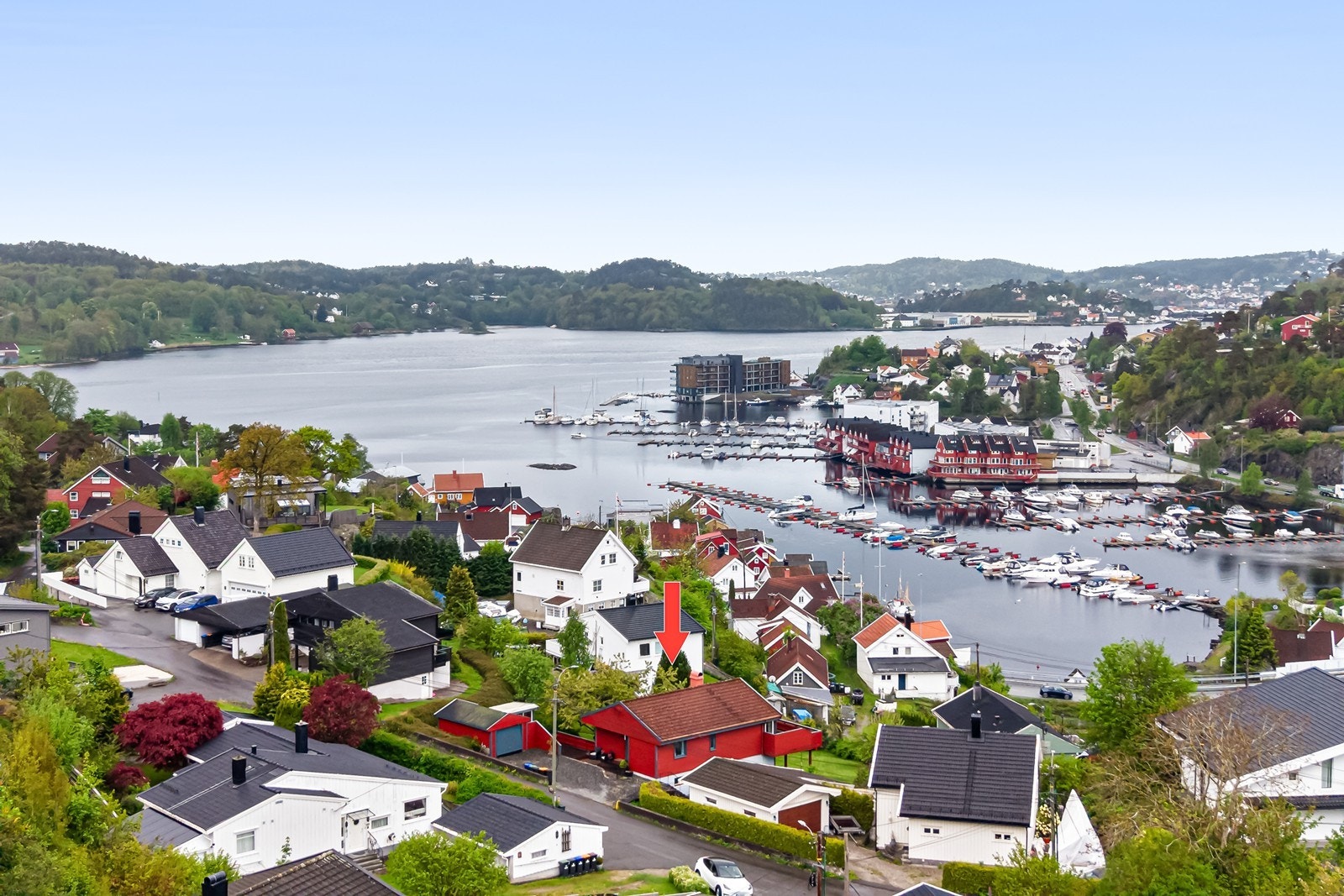 Fra tomten er det flott utsikt utover Tromøysund, Songebukta og båthavn. Galleribilde