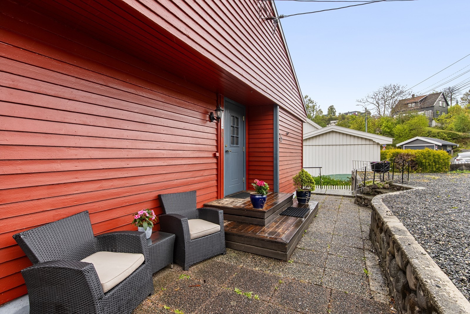 Koselig uteområde med plass til sittegruppe ved inngangspartiet. Galleribilde