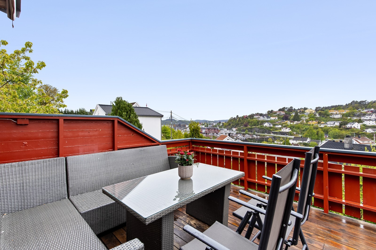 På verandaen er det plass til både sittegrupper og spisebord Galleribilde