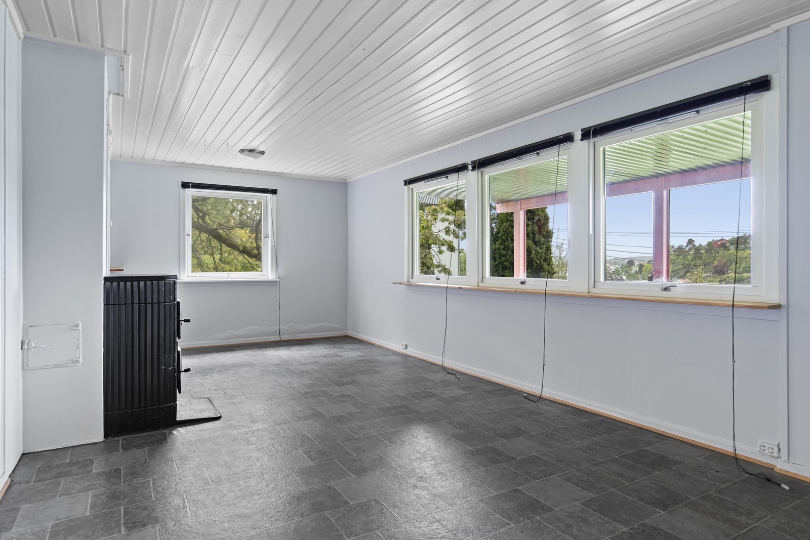 Kjellerstuen har godt med vinduer og godt lysinnslipp Galleribilde