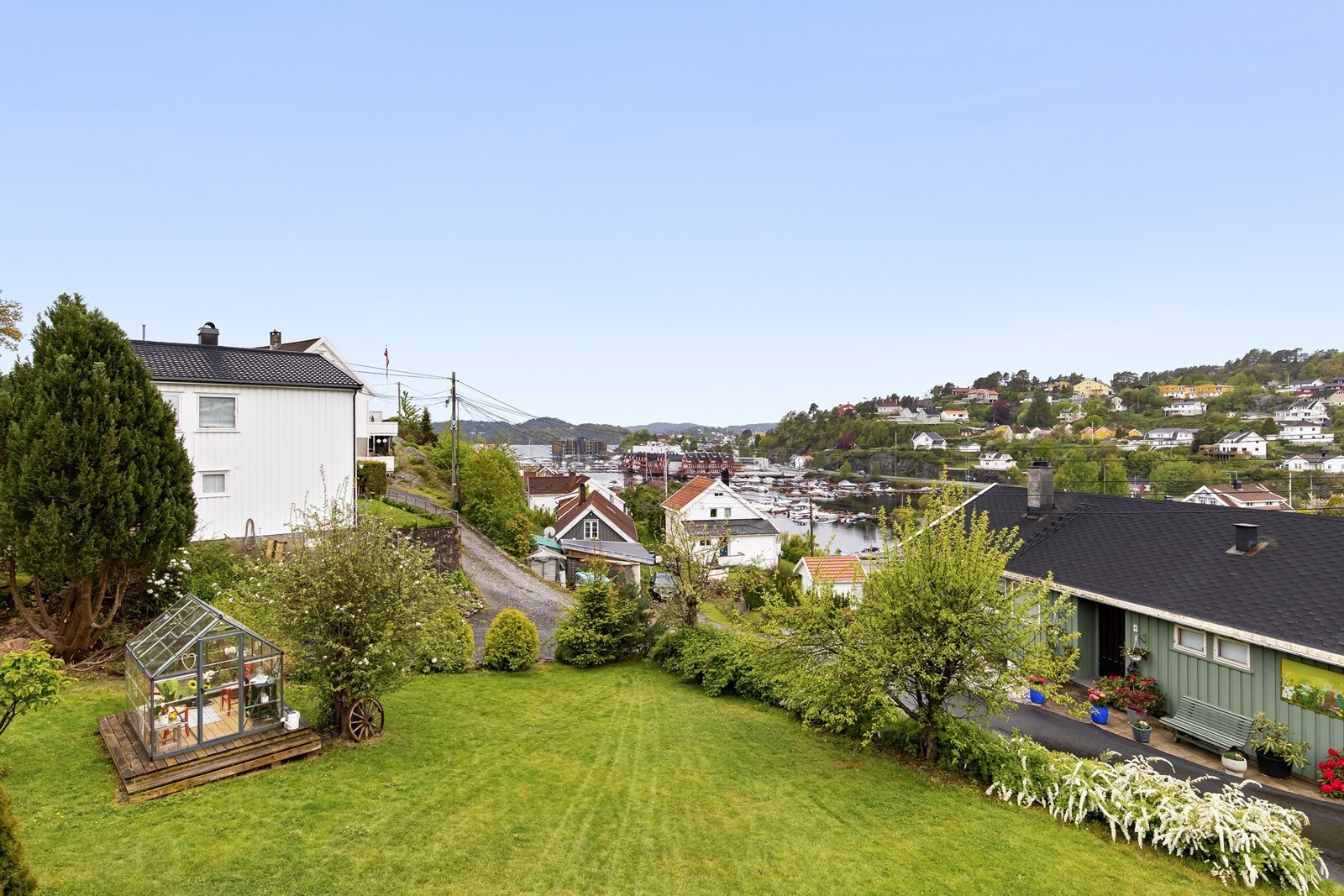 Hagen er pent opparbeidet med grøntareal som gir gode muligheter for rekreasjon. Galleribilde