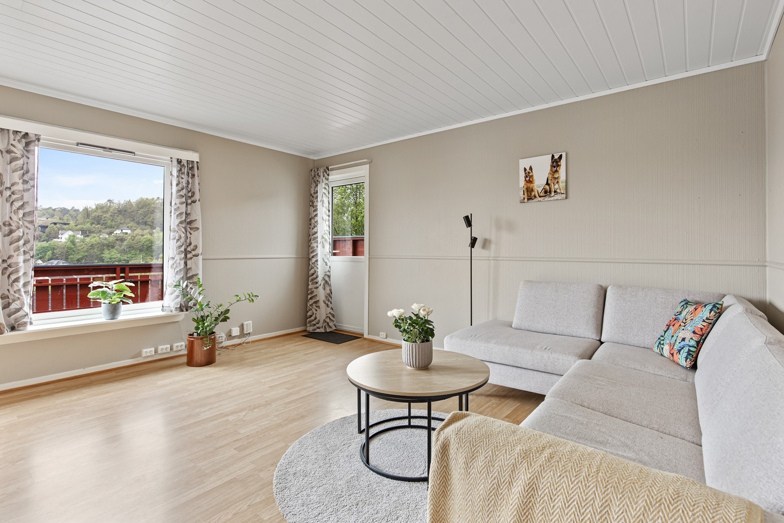 Lys og fin stue med store vindusflater og utgang til veranda Galleribilde