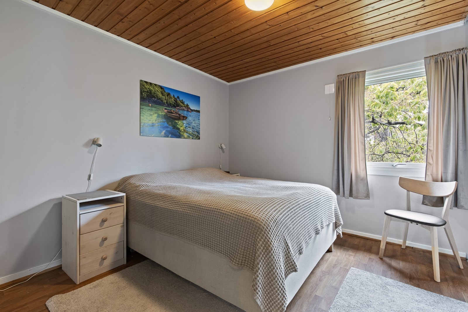 Hovedsoverommet har god plass til dobbeltseng og oppbevaring. Galleribilde