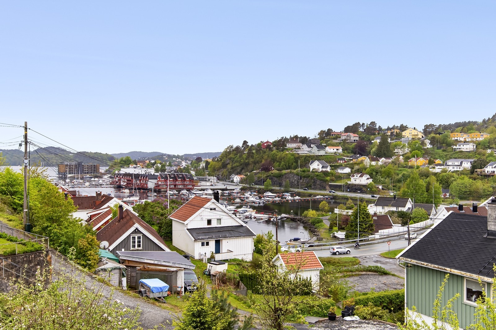 Eiendommen ligger i et attraktivt område med fin utsikt og gangavstand til sjø og båthavn. Galleribilde