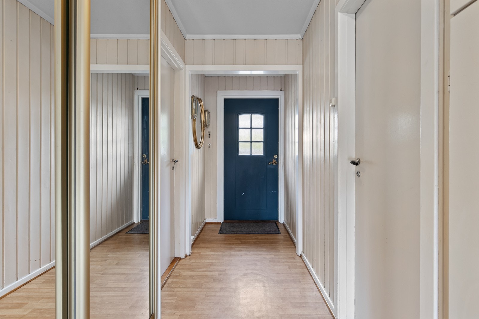 Entréen har praktisk utforming og gir tilgang til flere rom i boligen. Galleribilde