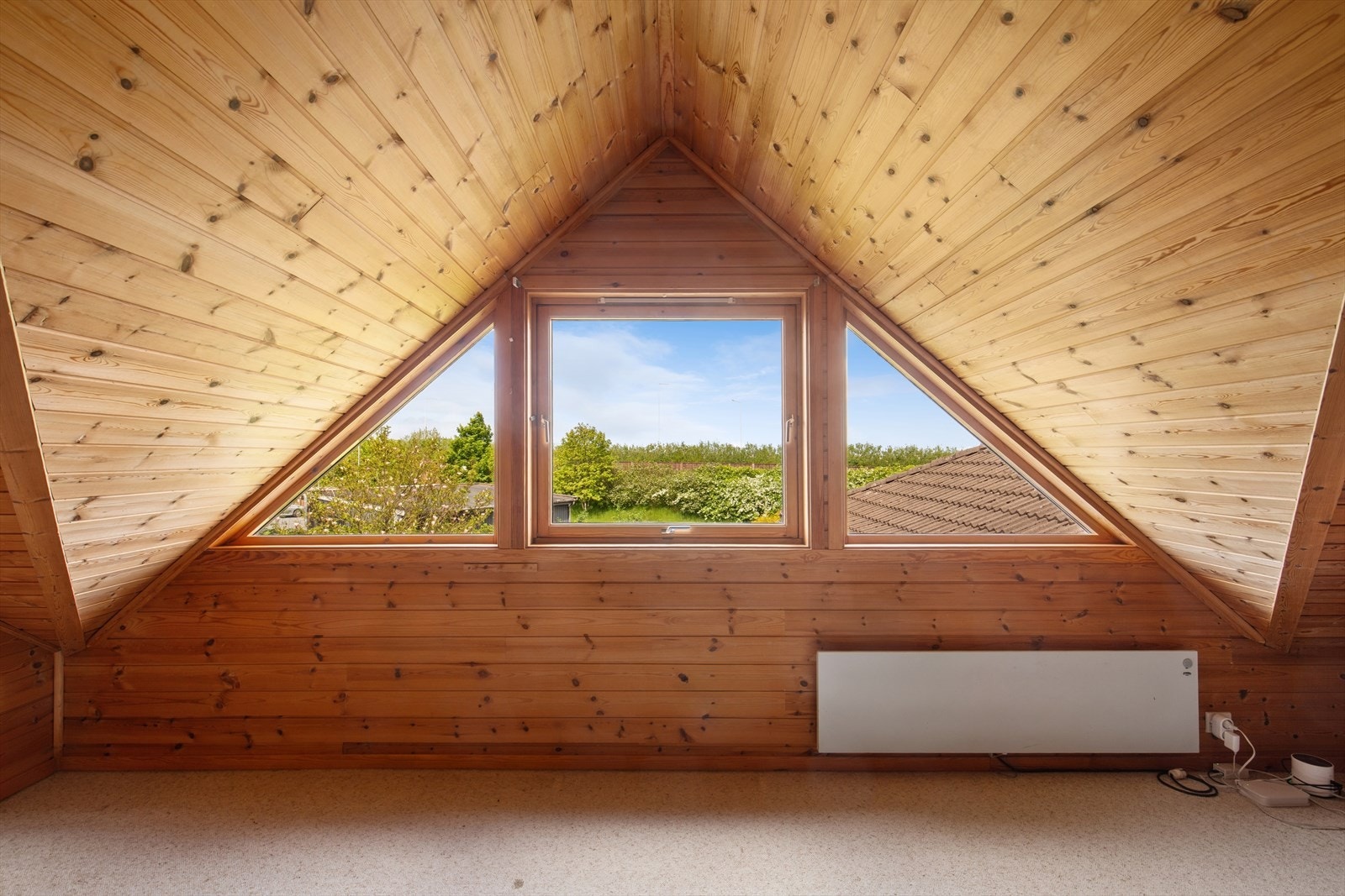 Loftstuen er et fleksibelt rom med panelkledde vegger og tak, og et karakteristisk vindu. Galleribilde