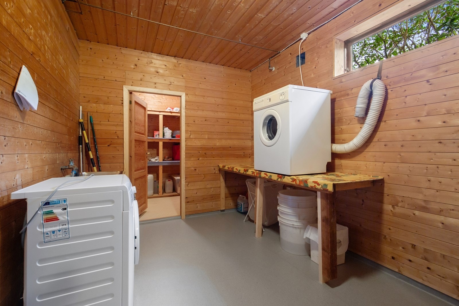 Separat vaskerom i kjelleren med opplegg for vaskemaskin og en nyere varmtvannsbereder. Galleribilde