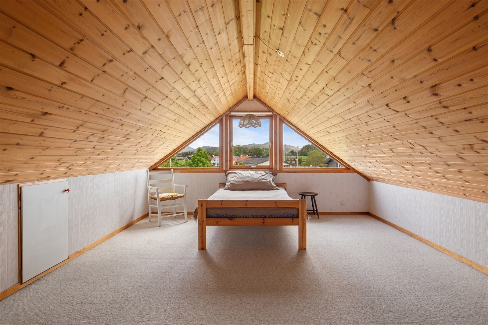 Loftsetasjen inneholder loftstue og tre soverom. Galleribilde